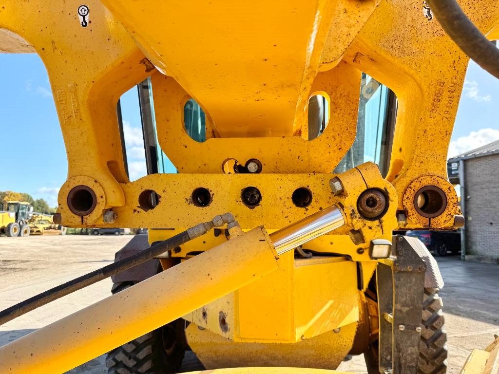Volvo G960B - 4.90 Meter Blade / Backup Camera