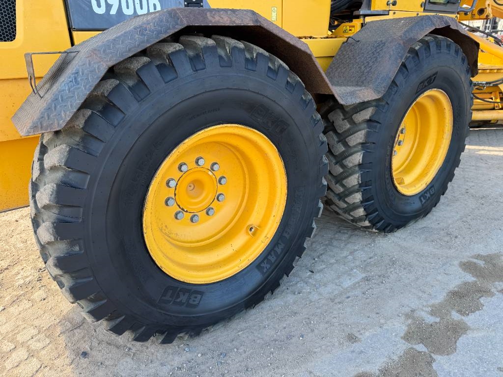 Volvo G960B - 4.90 Meter Blade / Backup Camera
