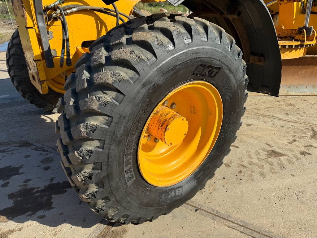 Volvo G960B - 4.90 Meter Blade / Backup Camera