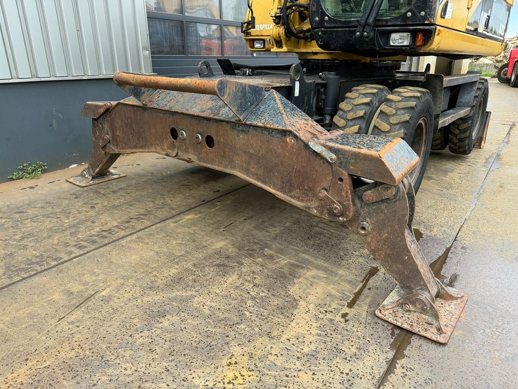 CAT M322C - Hydraulic stabilizers / VA Triple boom / C