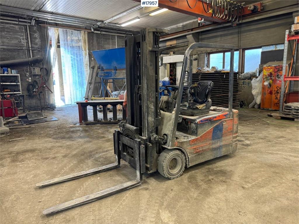 5FBE 18 counterbalance truck w/ rotator.  Machineryscanner