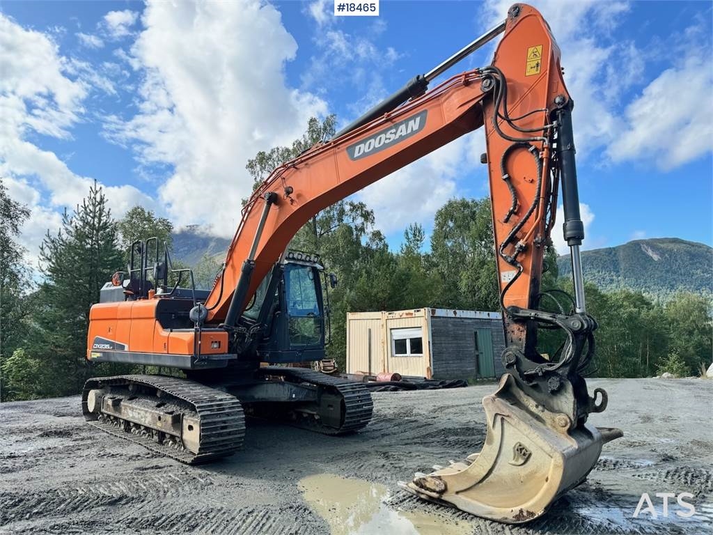 DX235LC-5 Tracked excavator w/ GPS, Rototilt and 2  Machineryscanner