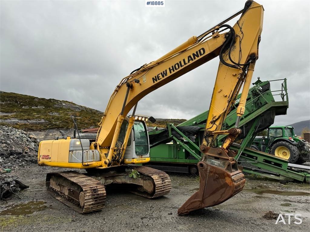 Kobelco E215B Tracked excavator w/ digging bucket.  Machineryscanner