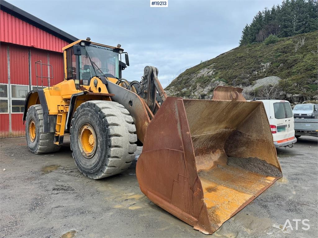 Volvo L220F Wheel loader w/ Bucket, scale and printer.