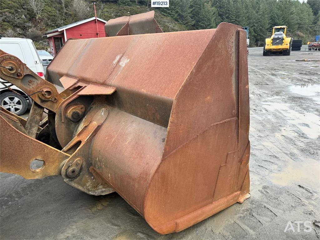 Volvo L220F Wheel loader w/ Bucket, scale and printer.
