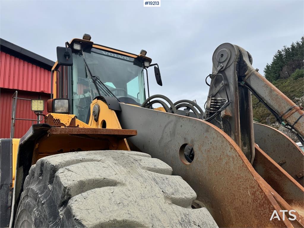 Volvo L220F Wheel loader w/ Bucket, scale and printer.