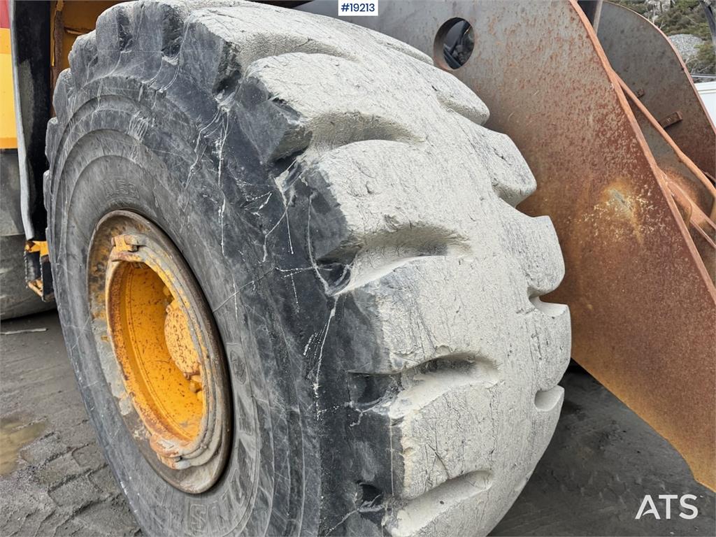 Volvo L220F Wheel loader w/ Bucket, scale and printer.