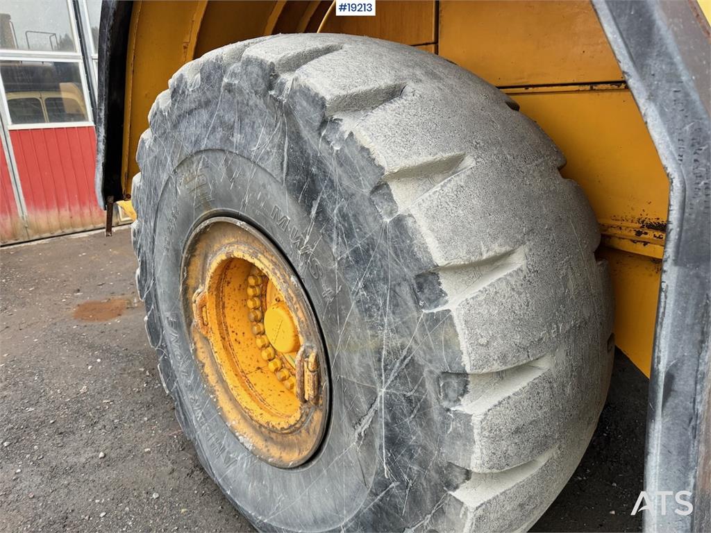 Volvo L220F Wheel loader w/ Bucket, scale and printer.