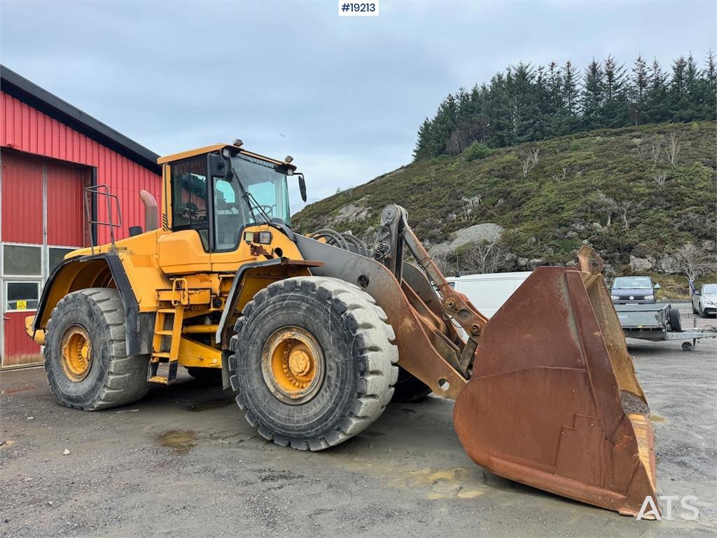 Volvo L220F Wheel loader w/ Bucket, scale and printer.