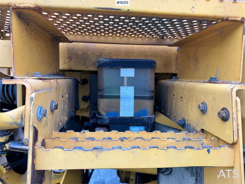Volvo L220F Wheel loader w/ Bucket, scale and printer.