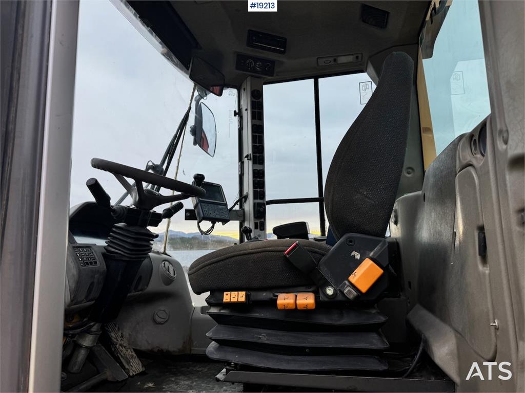 Volvo L220F Wheel loader w/ Bucket, scale and printer.