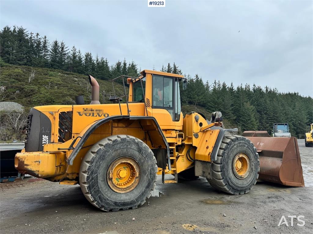 Volvo L220F Wheel loader w/ Bucket, scale and printer.