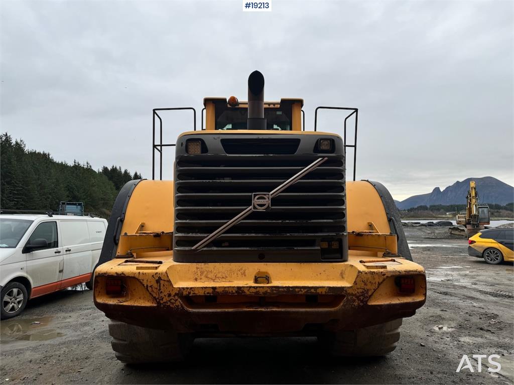 Volvo L220F Wheel loader w/ Bucket, scale and printer.