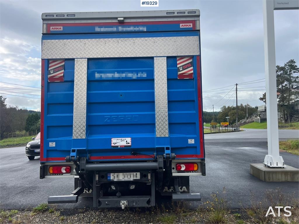 Volvo FL250 4x2 box truck w/ lift