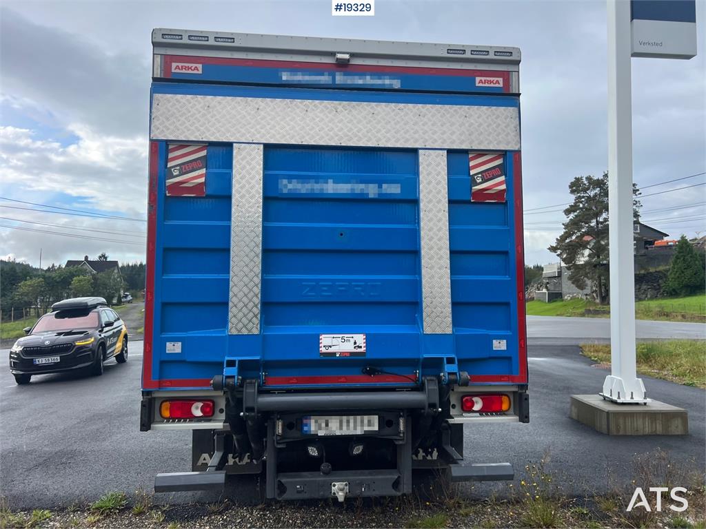 Volvo FL250 4x2 box truck w/ lift