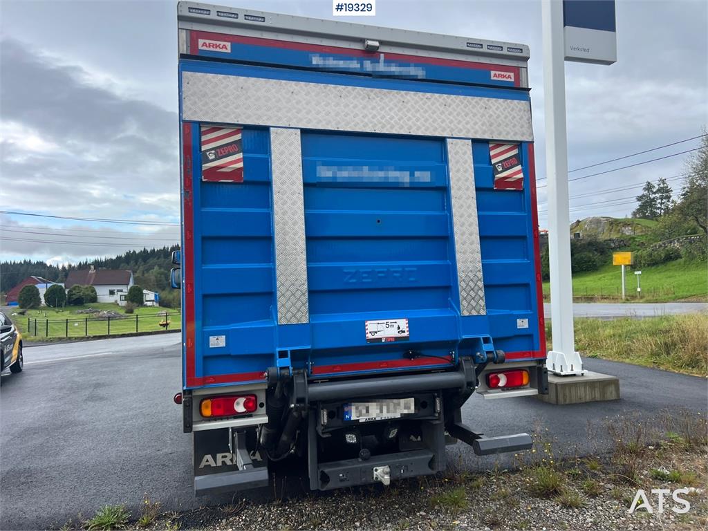 Volvo FL250 4x2 box truck w/ lift