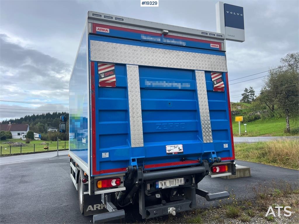 Volvo FL250 4x2 box truck w/ lift