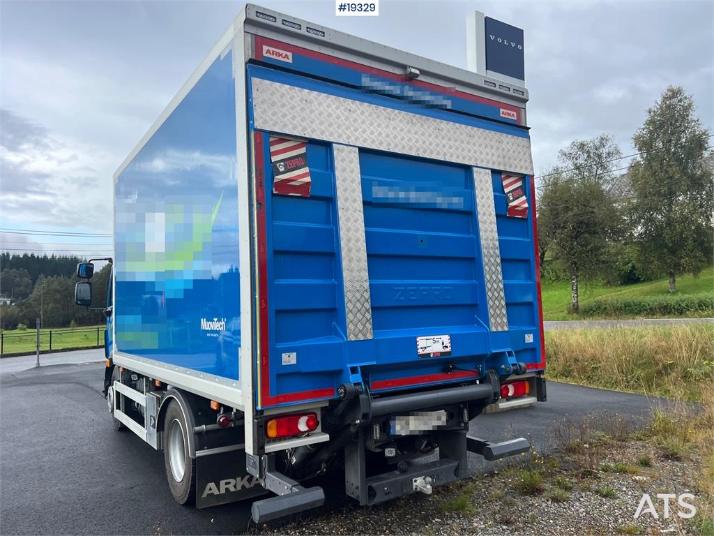 Volvo FL250 4x2 box truck w/ lift