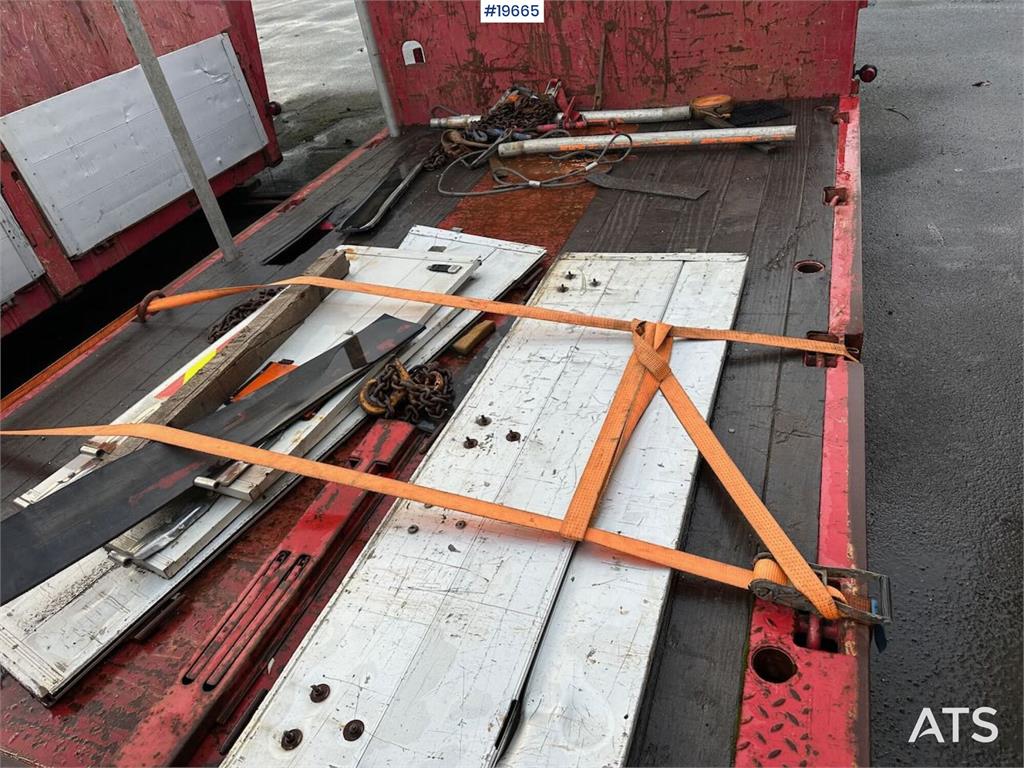 Broshuis 3 AUD-44 lowbed trailer.