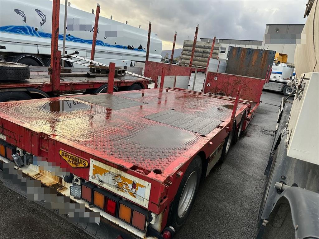 Broshuis 3 AUD-44 lowbed trailer.