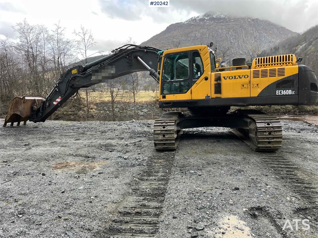 Volvo EC360 BLC excavator w/ Teeth bucket