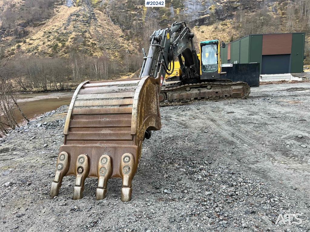 Volvo EC360 BLC excavator w/ Teeth bucket