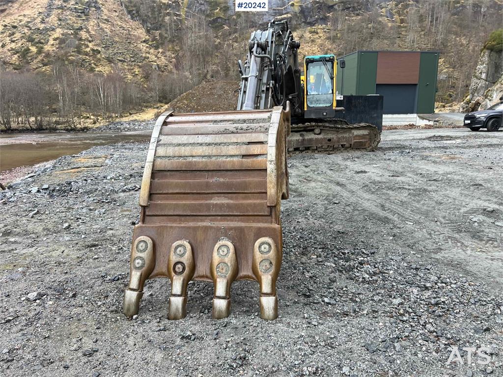 Volvo EC360 BLC excavator w/ Teeth bucket