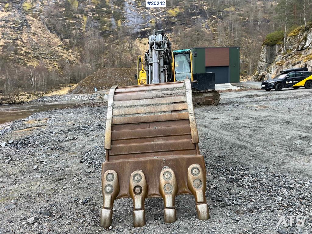 Volvo EC360 BLC excavator w/ Teeth bucket