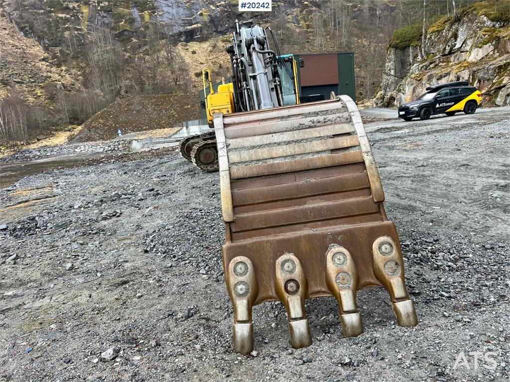 Volvo EC360 BLC excavator w/ Teeth bucket