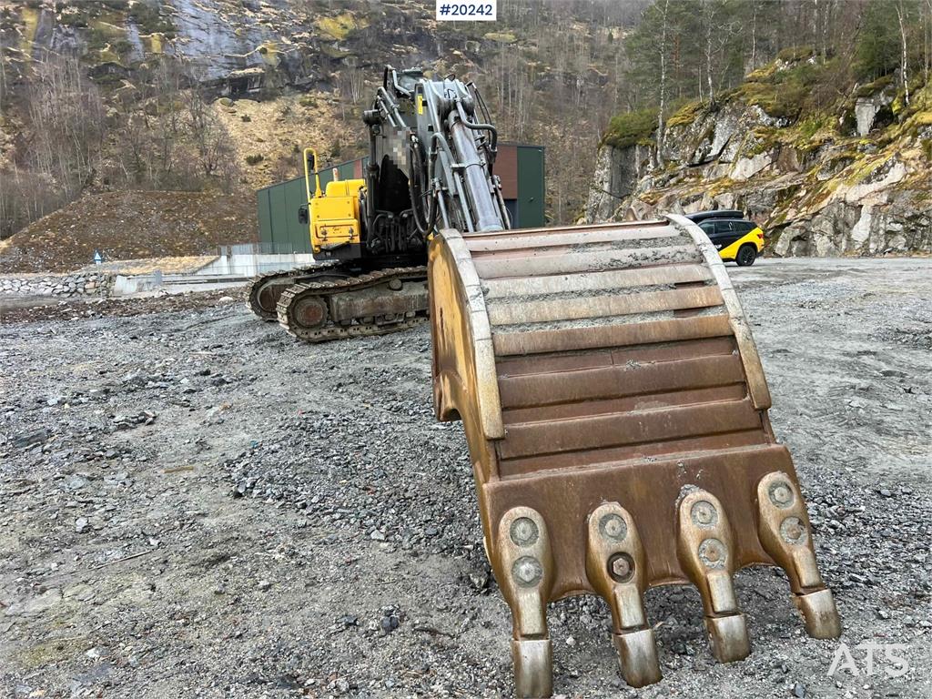 Volvo EC360 BLC excavator w/ Teeth bucket