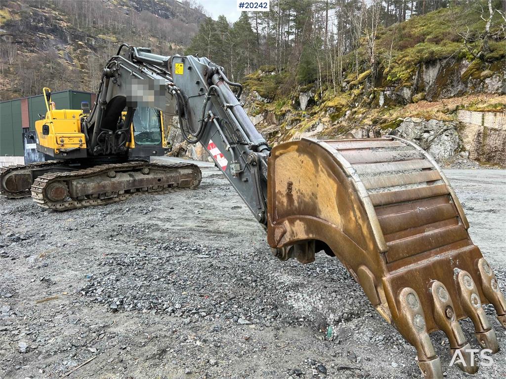 Volvo EC360 BLC excavator w/ Teeth bucket