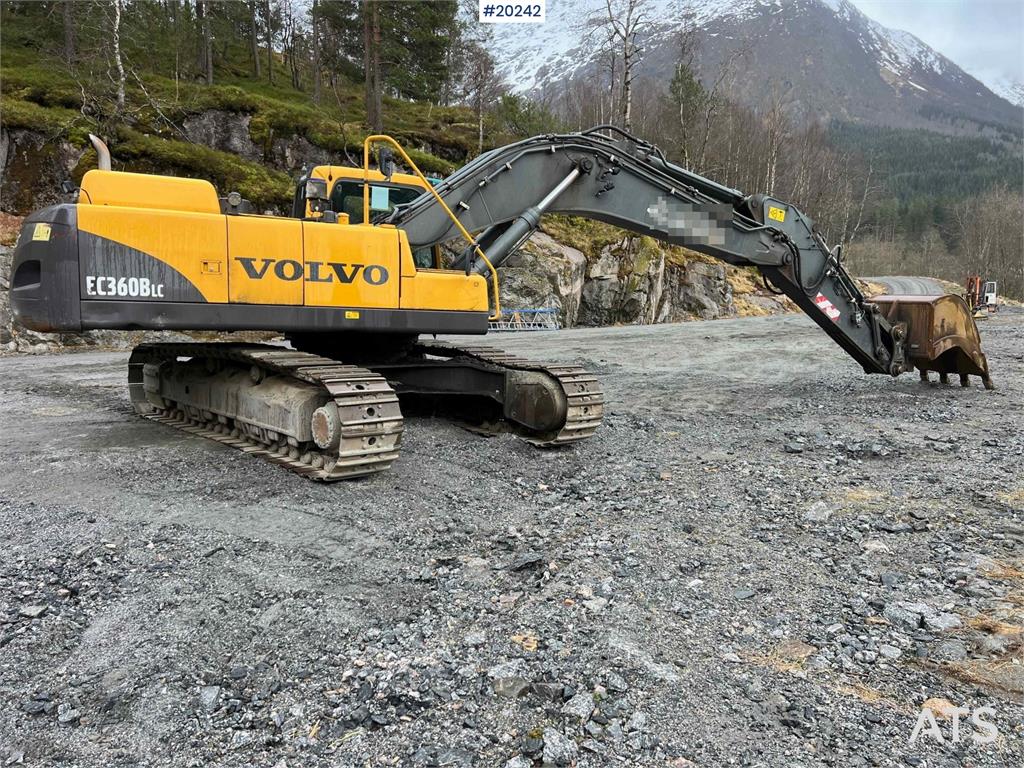 Volvo EC360 BLC excavator w/ Teeth bucket