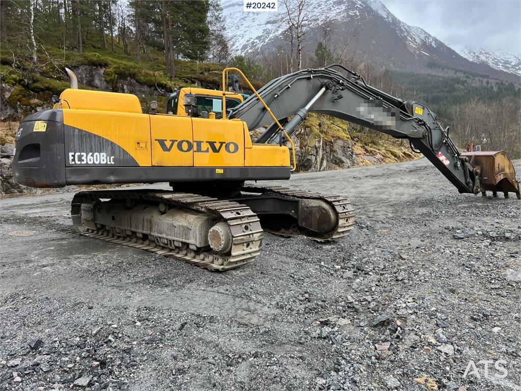 Volvo EC360 BLC excavator w/ Teeth bucket