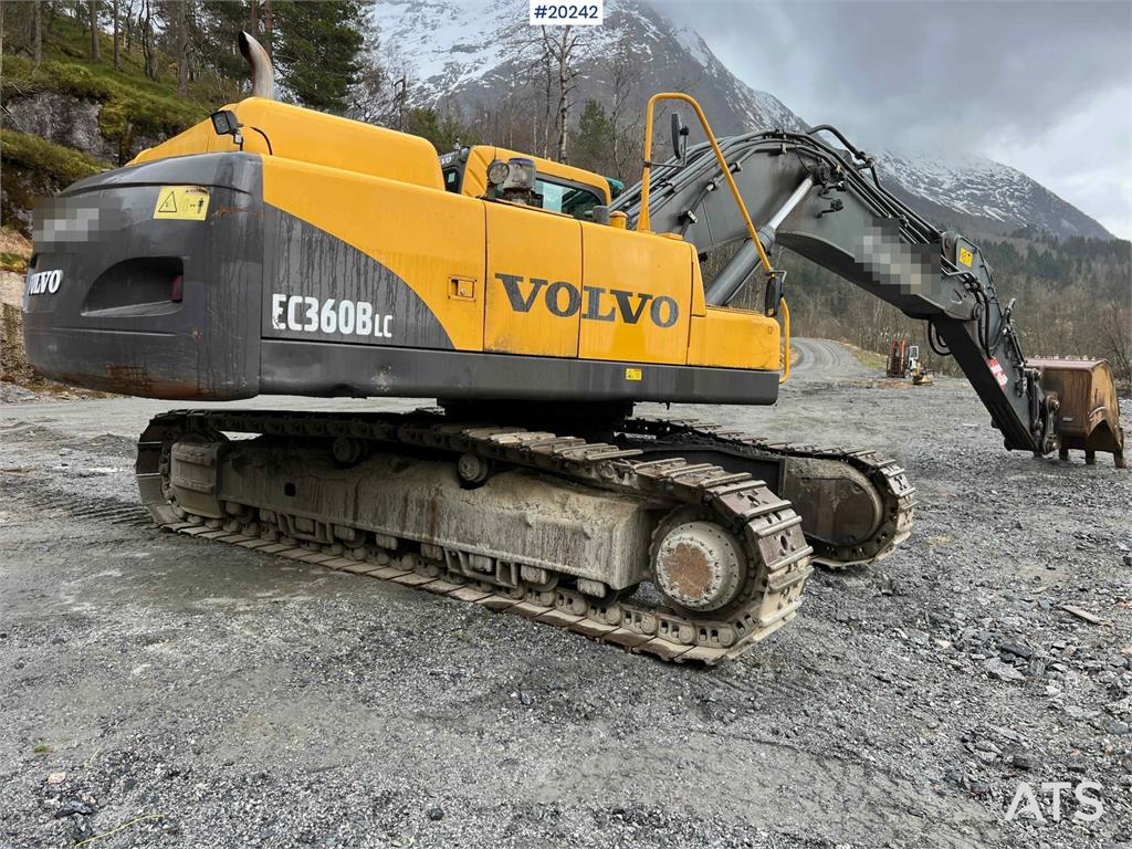 Volvo EC360 BLC excavator w/ Teeth bucket