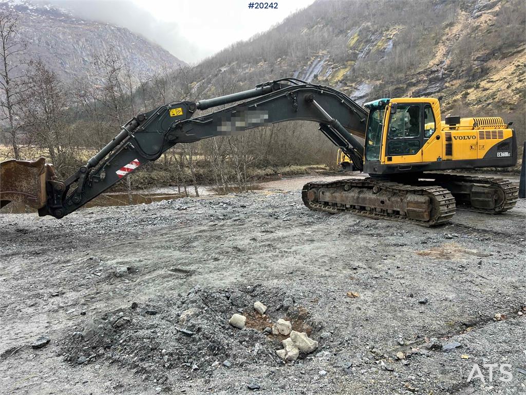 Volvo EC360 BLC excavator w/ Teeth bucket