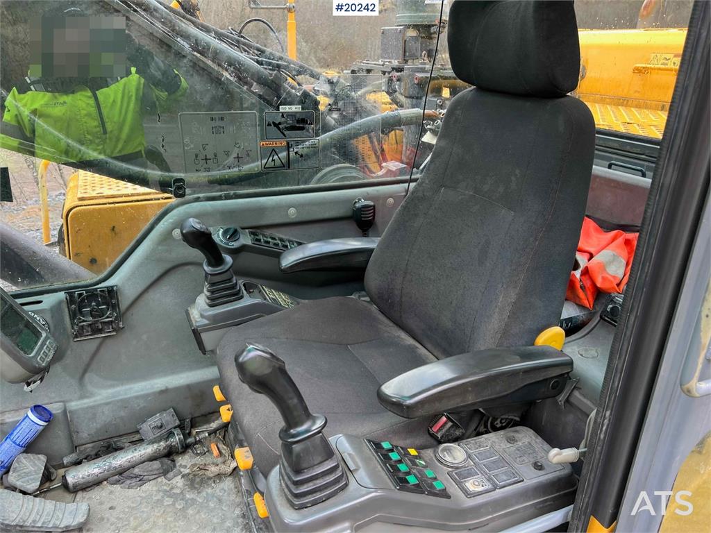 Volvo EC360 BLC excavator w/ Teeth bucket