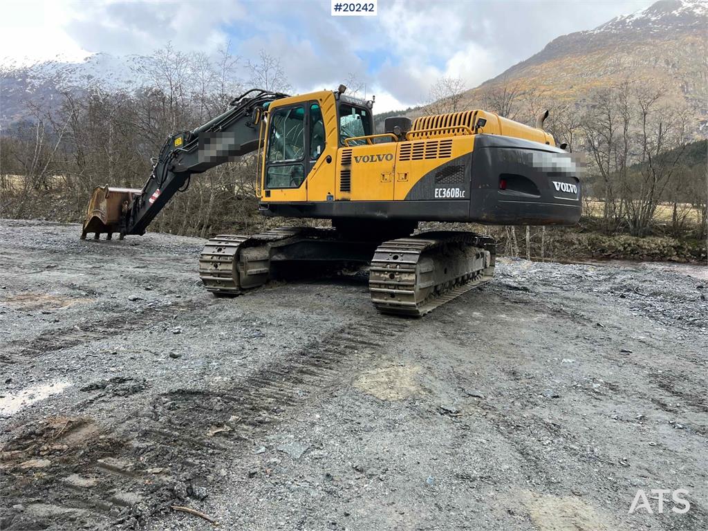 Volvo EC360 BLC excavator w/ Teeth bucket