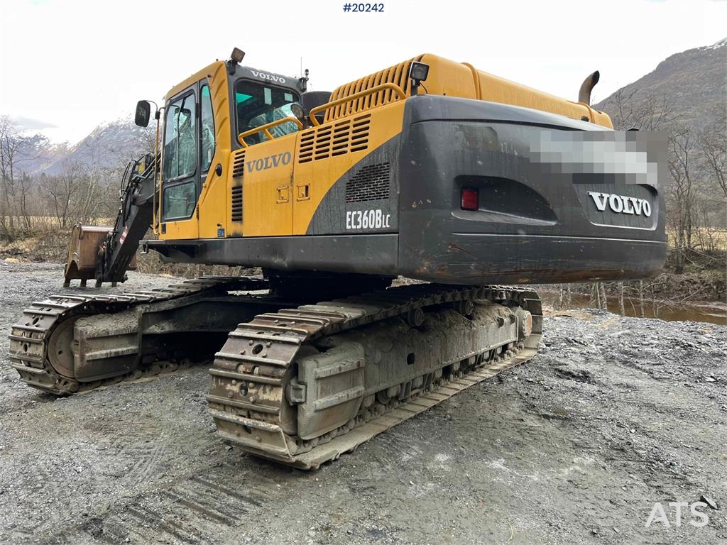 Volvo EC360 BLC excavator w/ Teeth bucket