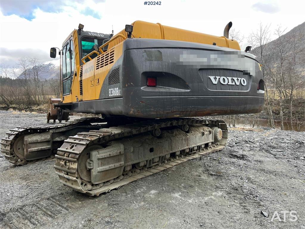 Volvo EC360 BLC excavator w/ Teeth bucket