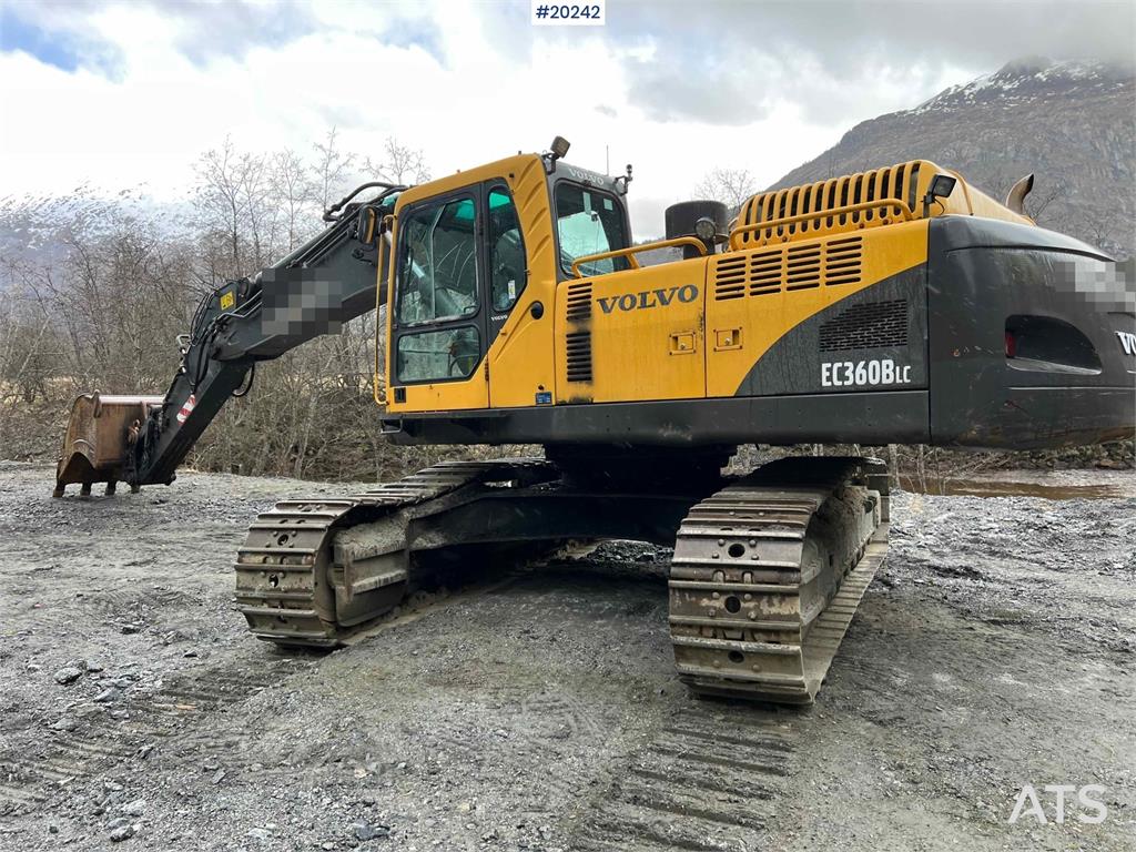 Volvo EC360 BLC excavator w/ Teeth bucket