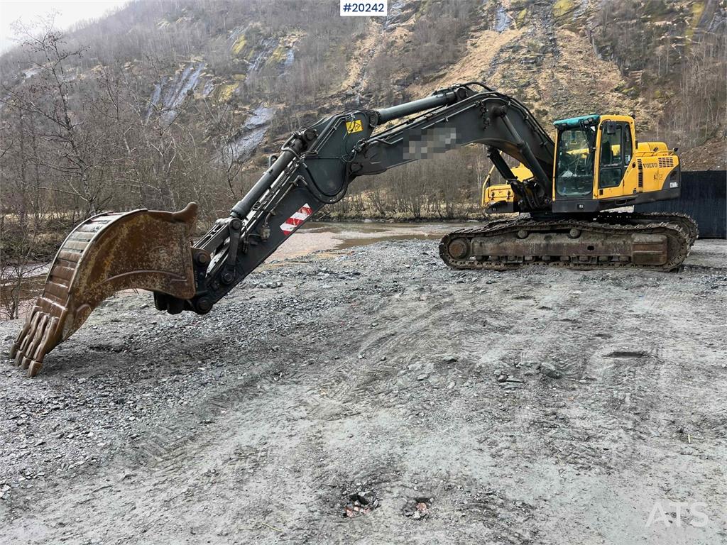 Volvo EC360 BLC excavator w/ Teeth bucket