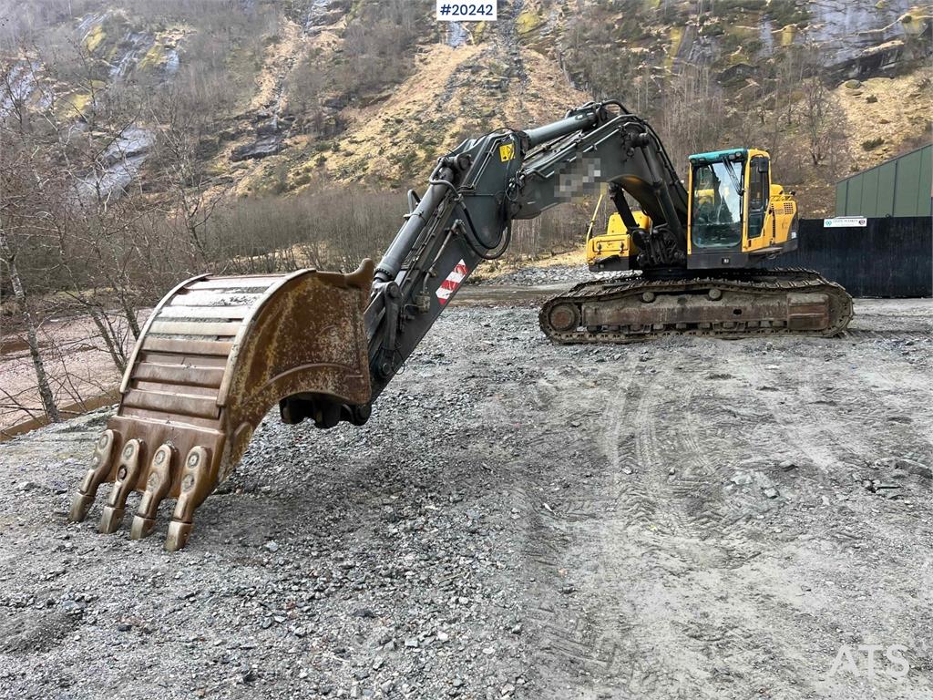 Volvo EC360 BLC excavator w/ Teeth bucket