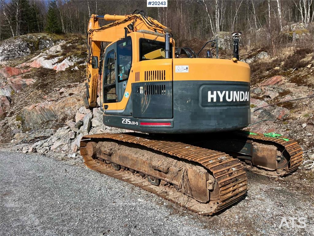 Hyundai Robex 235 LCR-9 w/ Excavator bucket and gps