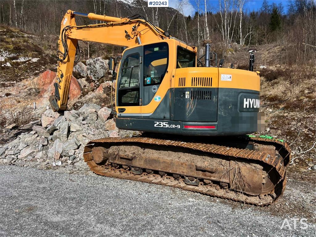Hyundai Robex 235 LCR-9 w/ Excavator bucket and gps