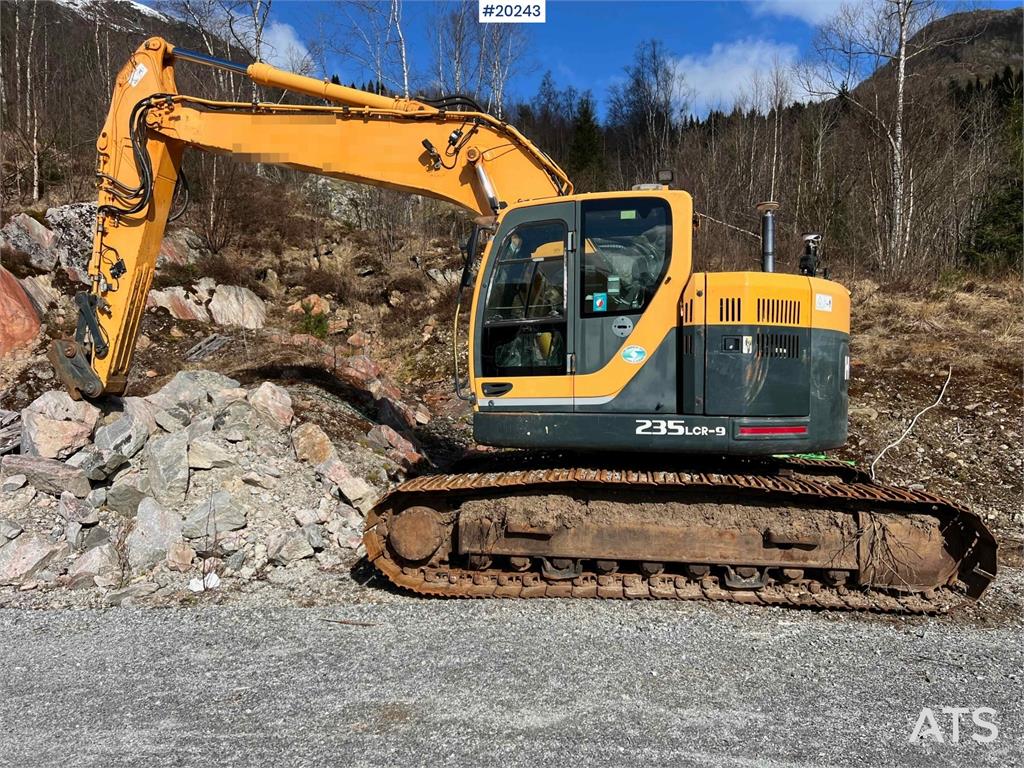 Hyundai Robex 235 LCR-9 w/ Excavator bucket and gps
