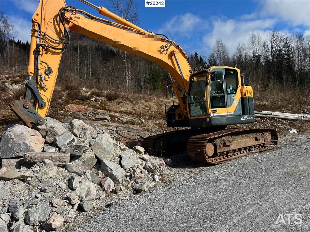 Hyundai Robex 235 LCR-9 w/ Excavator bucket and gps