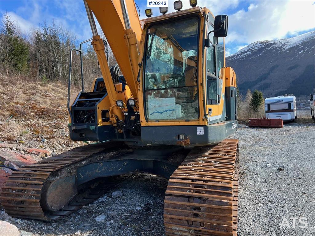 Hyundai Robex 235 LCR-9 w/ Excavator bucket and gps