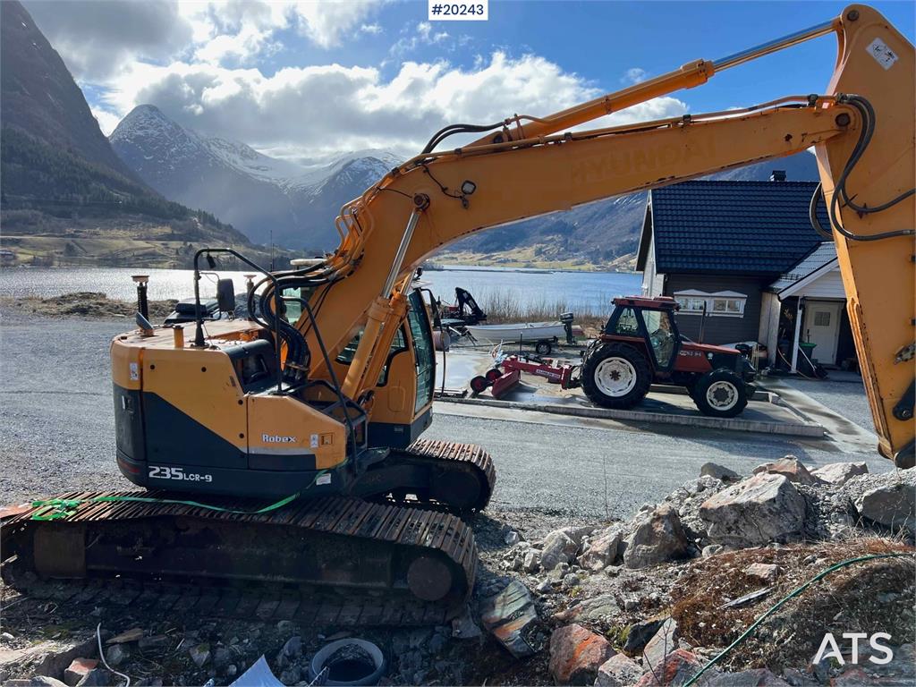 Hyundai Robex 235 LCR-9 w/ Excavator bucket and gps
