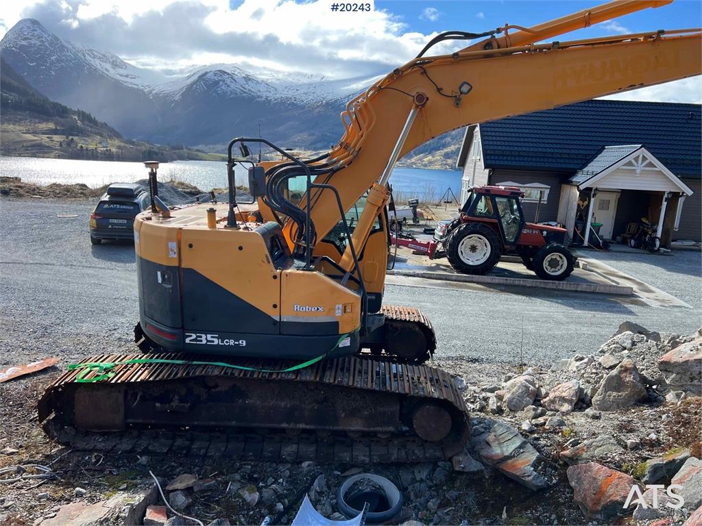 Hyundai Robex 235 LCR-9 w/ Excavator bucket and gps