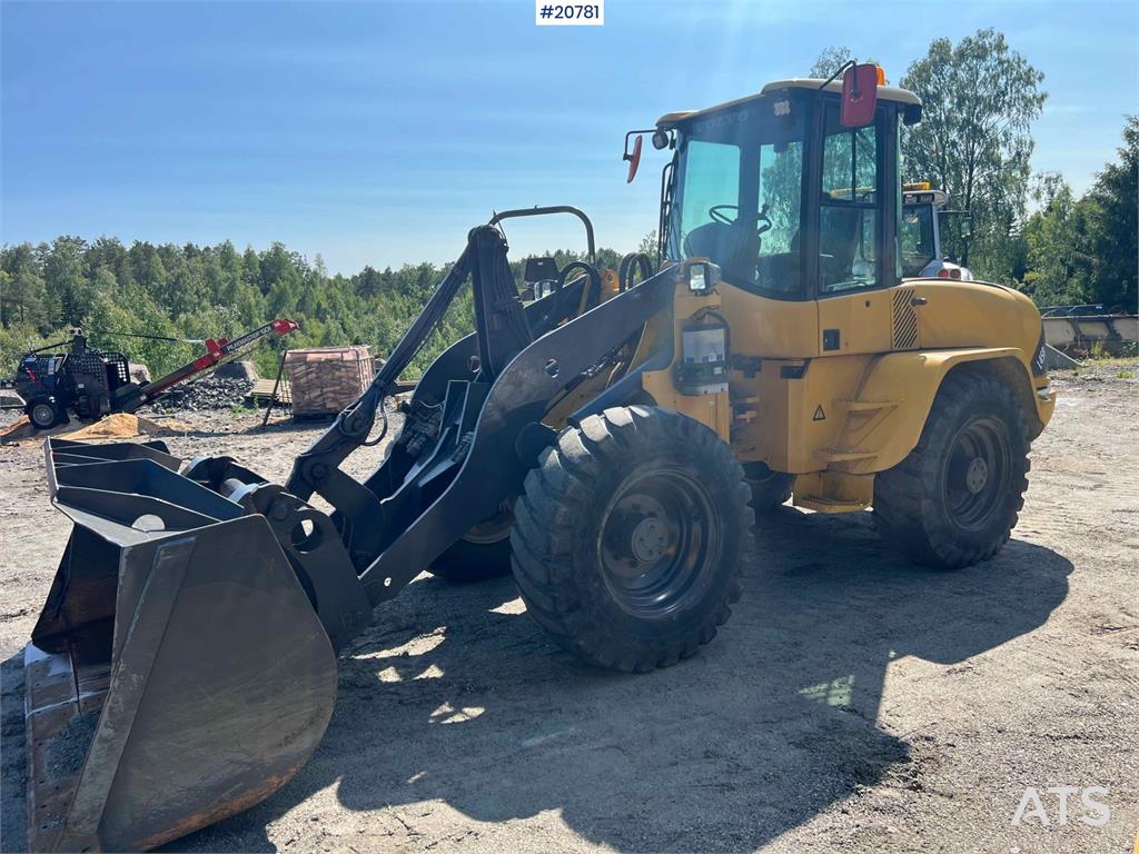 Volvo L45B wheel loader w/ Bucket. WATCH VIDEO